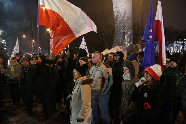 Interwencja policji przed Sejmem. Nakazano ludziom, by się rozeszli