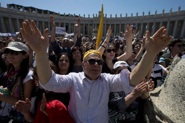 "Efekt Franciszka": masowy powrót wiernych do Kościoła