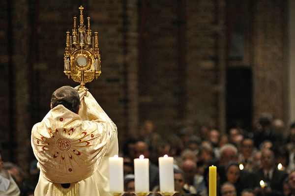 Wielki Piątek - liturgia Męki Pańskiej i adoracja krzyża