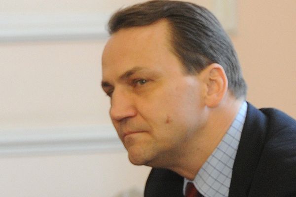 Sikorski: proszę Kaczyńskiego o zaprzestanie tchórzliwych insynuacji