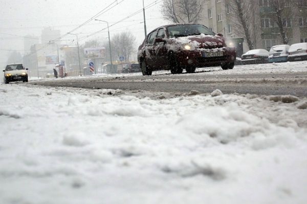 Fatalne warunki na drogach. Intensywne opady śniegu w całym kraju