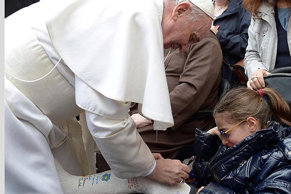 Papież złożył podpis na gipsie dziewczynki