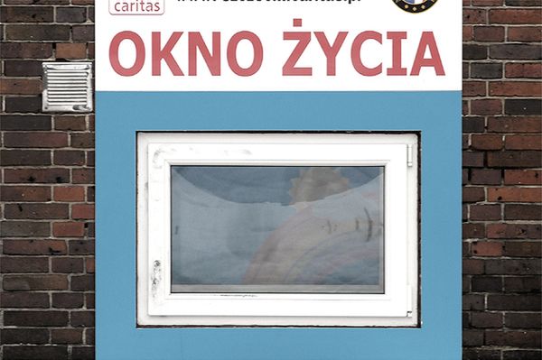 Kilkudniowy chłopiec w oknie życia w Krakowie. Miał butelkę i ubranka