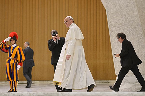 Franciszek przyszedł na mszę na piechotę. Wiernych całował w policzek