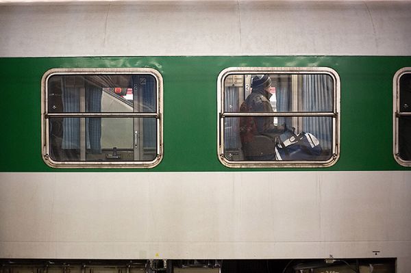 Utrudnienia na kolei: pożar pociągu Kolei Śląskich, awarie sieci trakcyjnej