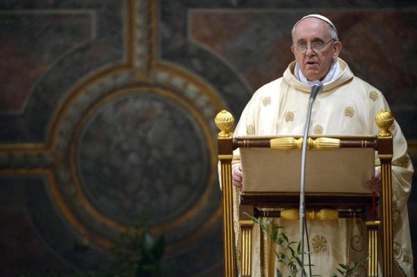 Media: papież radzi, by zamiast jechać do Rzymu pomóc biednym