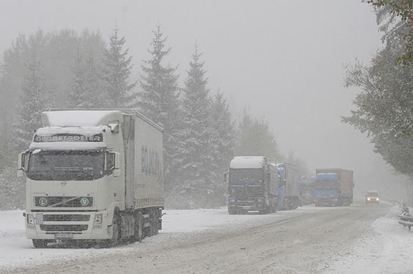 Śnieżny chaos na drogach Europy Środkowej