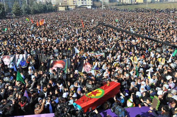 Turcja: dziesiątki tysięcy ludzi żegnały zabite kurdyjskie aktywistki