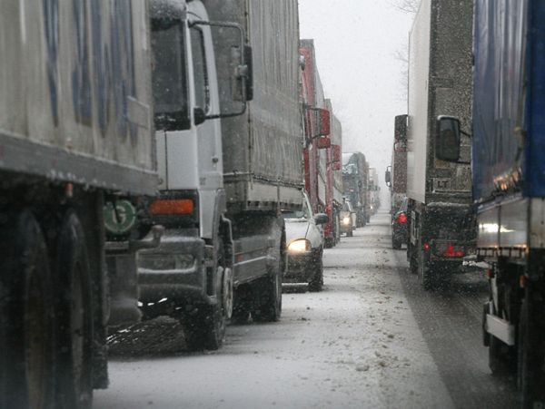 Atak zimy na granicy z Polską. Tiry blokują drogi