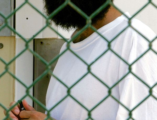 WikiLeaks publikuje dokumenty o obozach w Iraku i Guantanamo