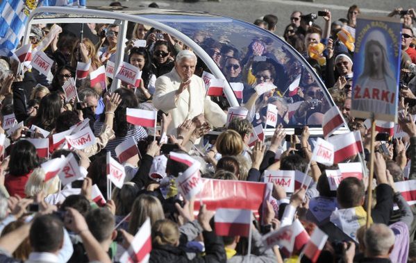 Benedykt XVI dziękuje o. Rydzykowi i Radiu Maryja