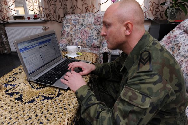 Polski żołnierz na wojennej ścieżce z internetowym chamstwem