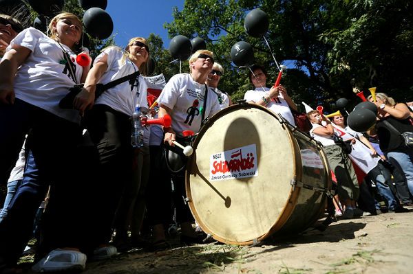 Pracownicy sądów i prokuratur protestują przed ministerstwem sprawiedliwości