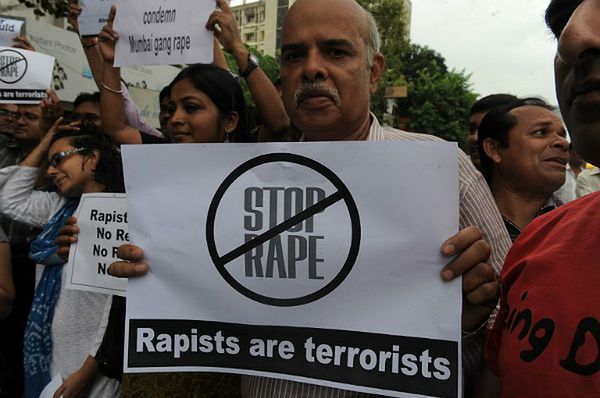 Czterej oskarżeni o brutalny zbiorowy gwałt i zabójstwo w Indiach zostali uznani za winnych