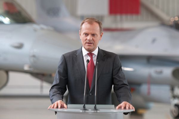 Premier Donald Tusk w bazie F-16: do skutecznej obrony potrzebna siła odstraszania