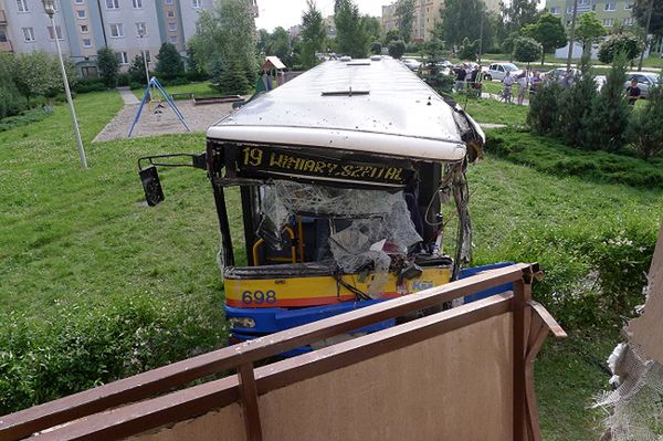 Autobus miejski wjechał w blok. Kierowca stracił świadomość