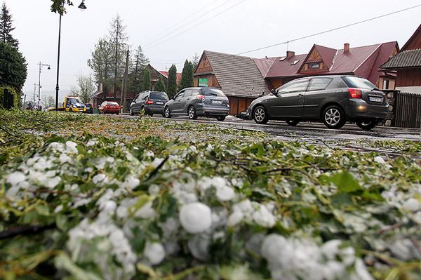 Burze z gradem nad Polską. Wybite szyby, połamane drzewa