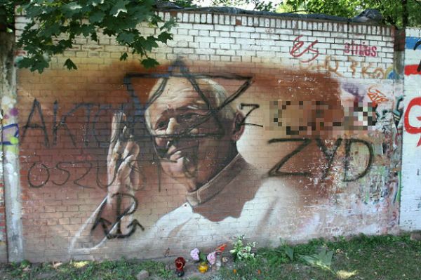 Zdewastowany mural z wizerunkiem Jana Pawła II w Krakowie
