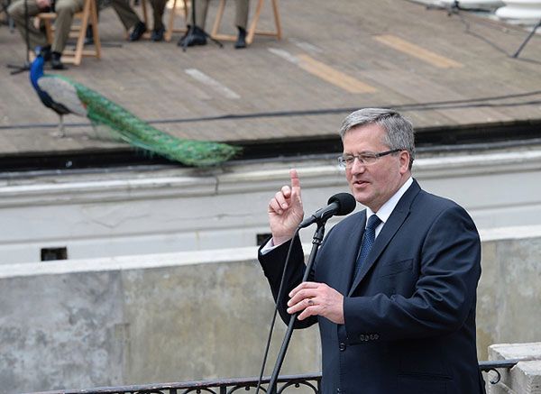 Prezydent Bronisław Komorowski w Dniu Flagi: ona łączy nas ponad granicami