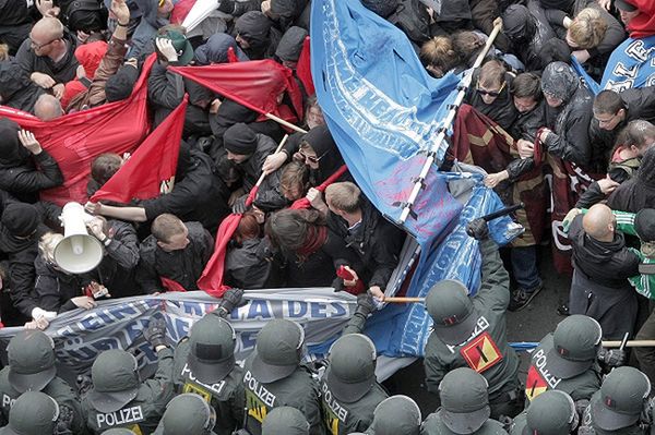 Lewicowi demonstranci starli się z policją we Frankfurcie nad Menem