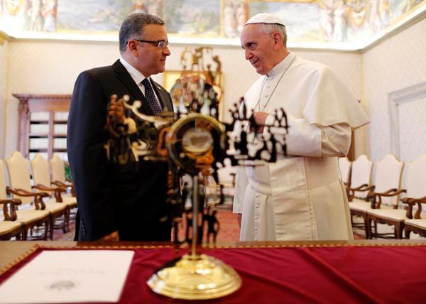 Prezydent Salwadoru podarował papieżowi fragment sutanny arcybiskupa Romero