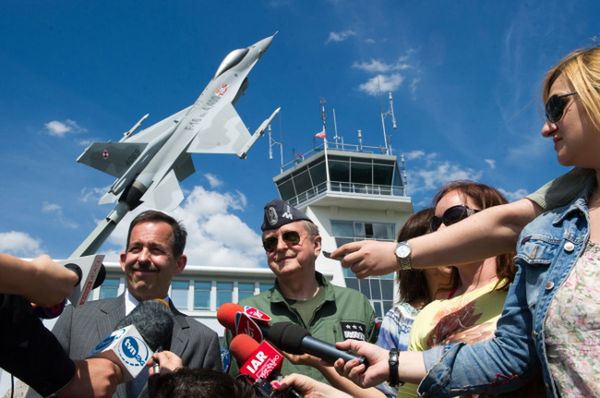 Ambasador USA i dowódca Sił Powietrznych na ćwiczeniach pilotów F-16 w Łasku