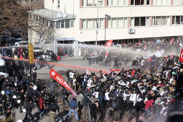 Turcja: starcia manifestantów z policją w Ankarze, wiele osób rannych