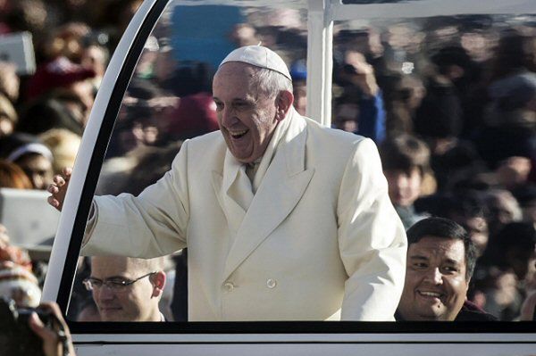 Papież Franciszek zaprosił przyjaciela do papamobile