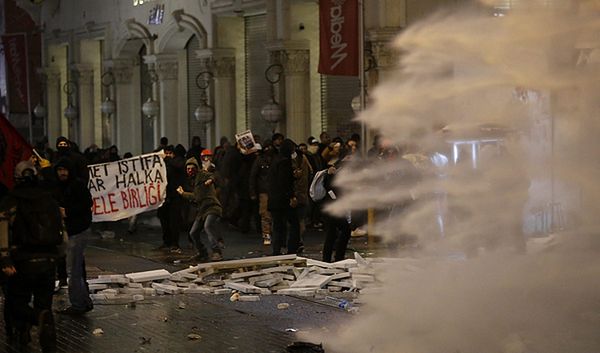Policja rozpędziła setki demonstrantów w Stambule
