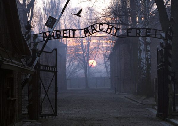 Napis z Auschwitz wykorzystany do ataku politycznego we Włoszech