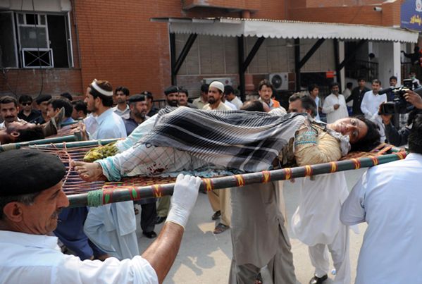 Bomba w autobusie z urzędnikami w Pakistanie. Wielu zabitych i rannych