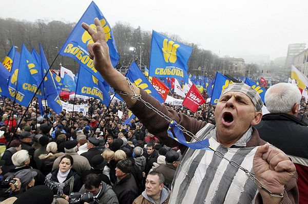 W Kijowie 100 tysięcy osób demonstruje poparcie dla UE