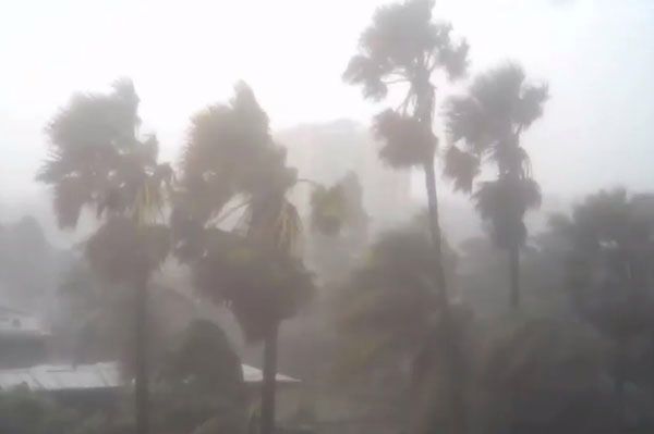 Cyklon Hudhud uderzył we wschodnie wybrzeże Indii