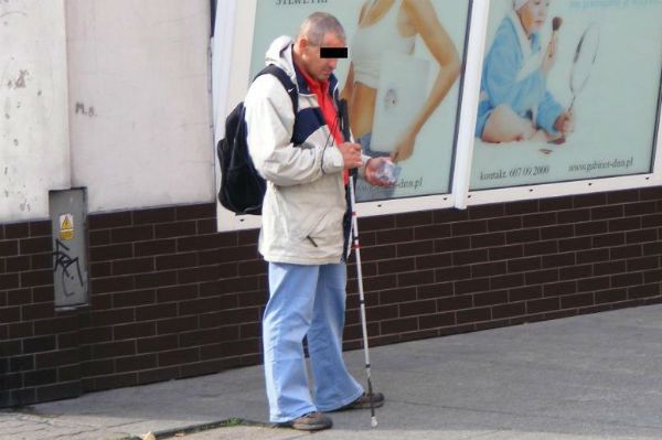 Oszust udający niewidomego przeniósł się z Poznania do Leszna