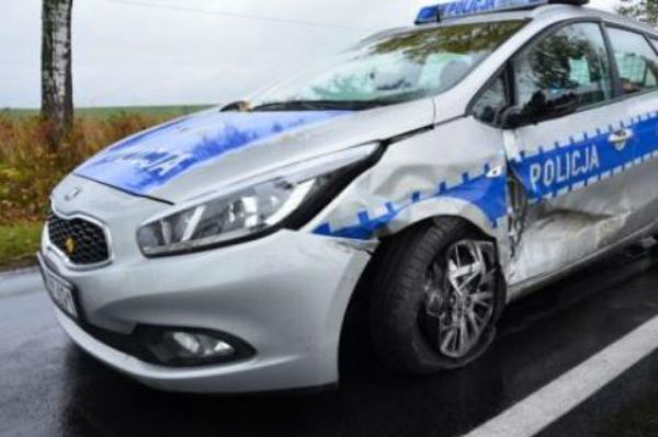 Zderzył się czołowo z radiowozem. Dwaj policjanci zostali ranni