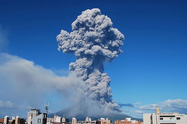 Erupcja wulkanu w Japonii - ofiara śmiertelna, kilkadziesiąt osób rannych