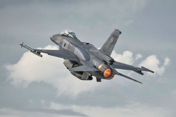 Piknik lotniczy w podwrocławskim Szymanowie - zobacz samoloty, szybowce i myśliwce F-16