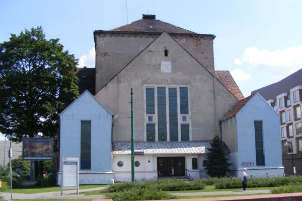 Robotnicy demontują pływalnię w poznańskiej synagodze