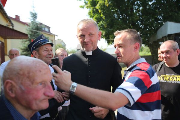 Ksiądz Wojciech Lemański odwiedził Jasienicę