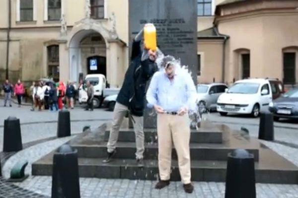 #IceBucketChallenge także w Krakowie. Kandydaci na prezydenta podejmują wyzwanie