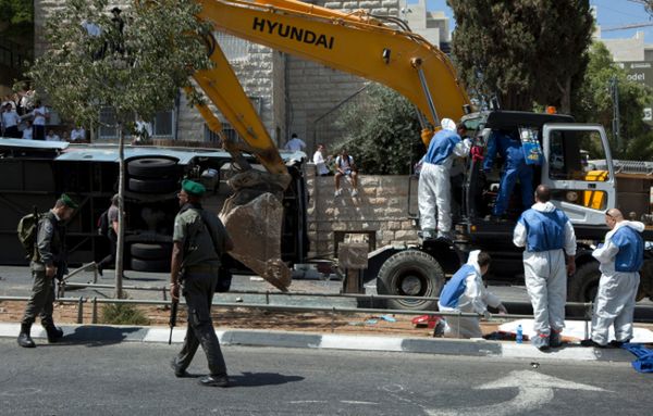 Atak w Jerozolimie - napastnik wjechał koparką w autobus