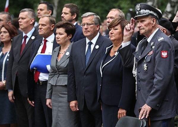 Uroczystości przed pomnikiem Gloria Victis na Wojskowych Powązkach