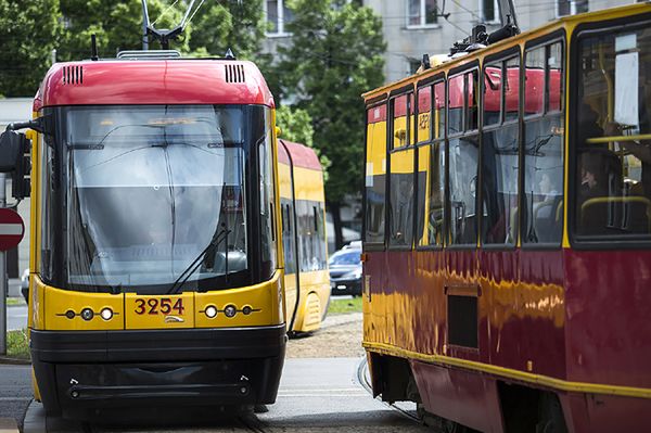 Tramwaj zderzył się z samochodem w Warszawie. Ranna pasażerka