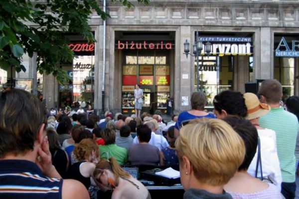 Plac Konstytucji zamienia się w scenę teatralną