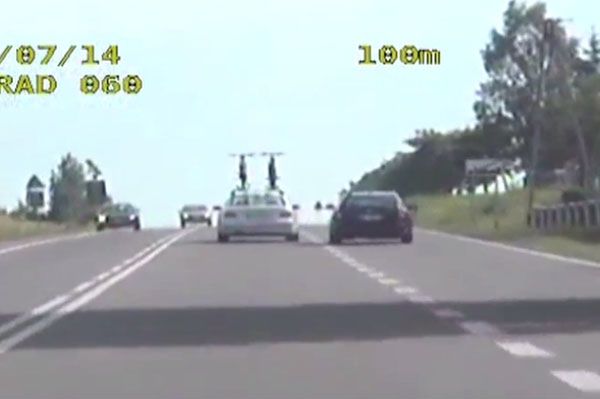 160 km/h na liczniku. W aucie żona i dziecko