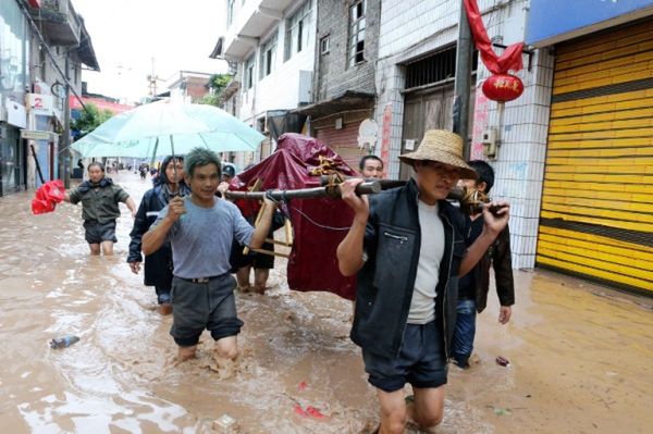 Co najmniej 19 ofiar powodzi w Chinach
