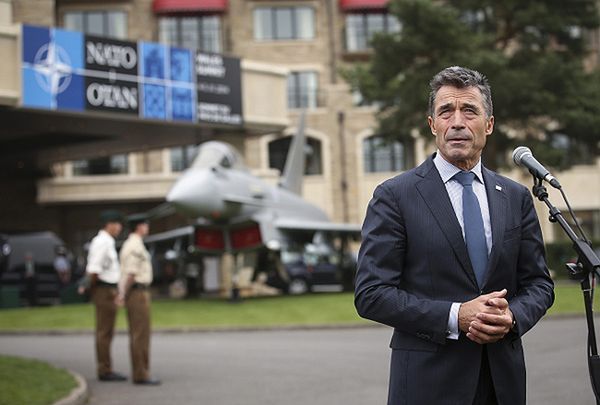 Anders Fogh Rasmussen: NATO nie może dostarczyć sprzętu wojskowego Ukrainie