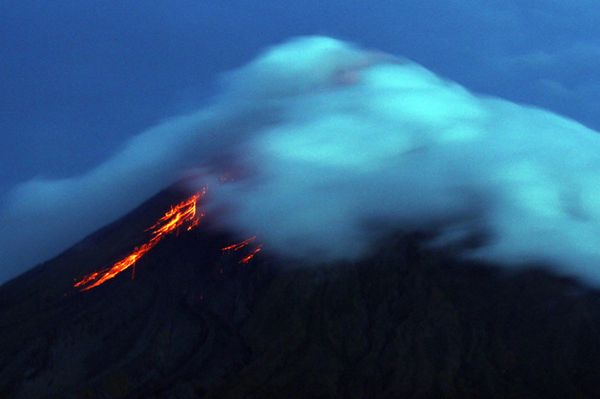 Tysiące ludzi muszą uciekać. Budzi się wulkan Mayon