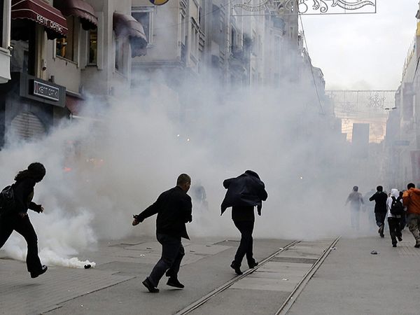Policja rozpędziła demonstrantów w Stambule i Ankarze