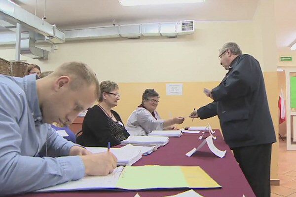 Abp Sławoj Leszek Głódź wręczył członkom komisji wyborczej obrazki